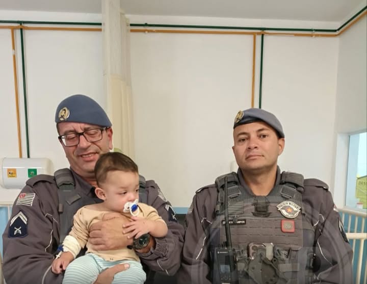  Equipe da PM salva uma criança de colo que estava engasgada